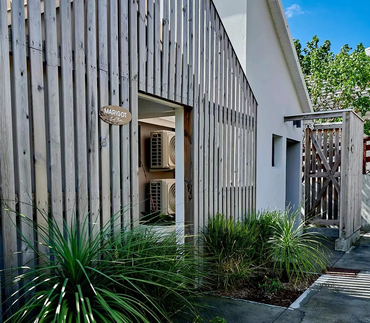 Vue extérieure de l'hôtel, Les Galets Rouges