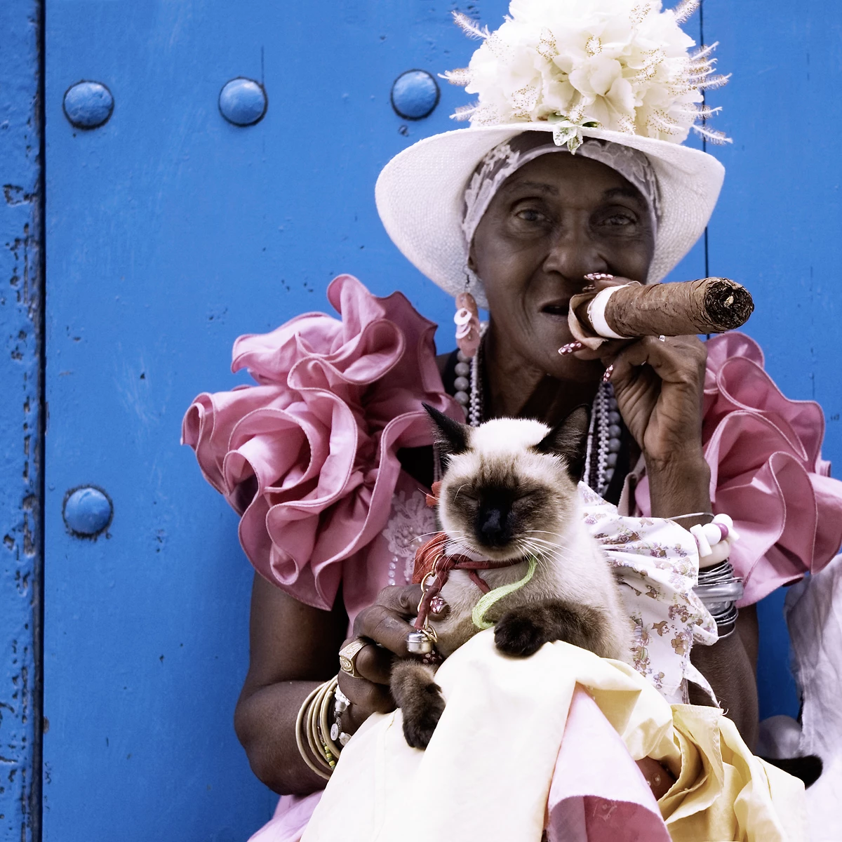 Femme cubaine, fumant cigare, Cuba