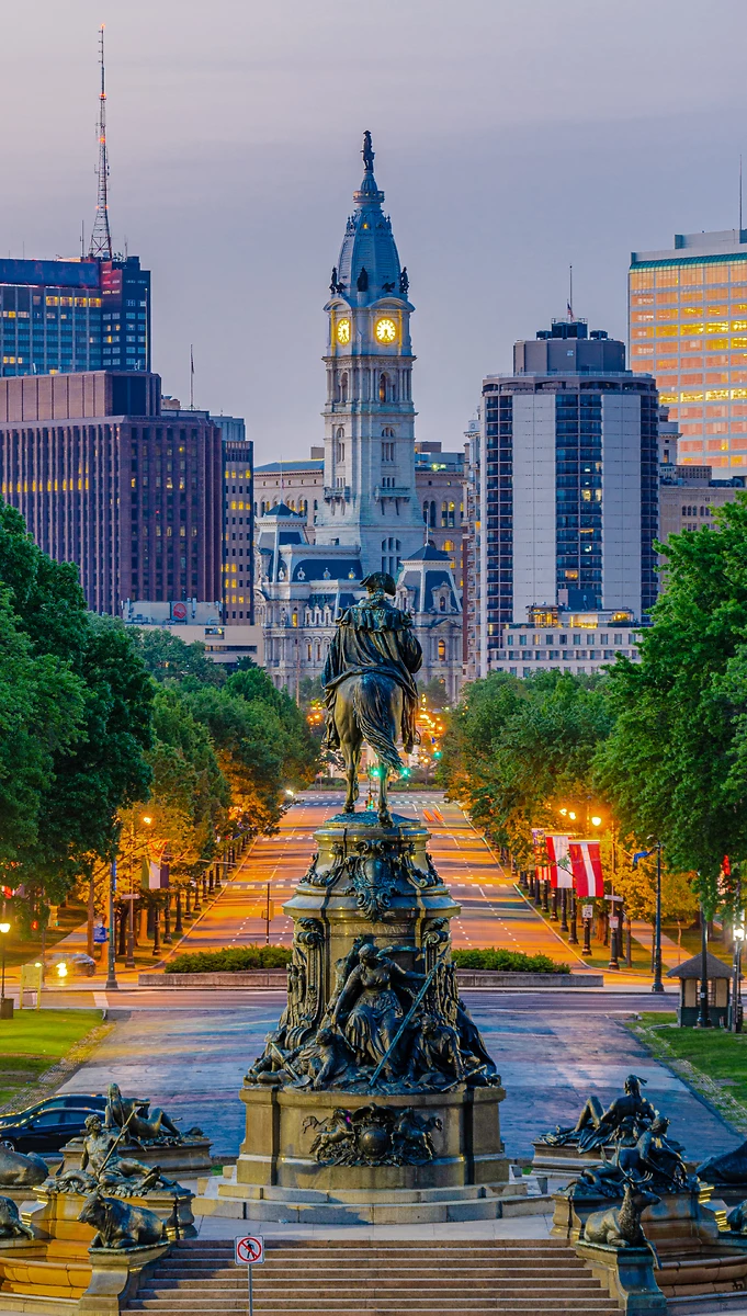 Perspective depuis la statue de Benjamin Franklin Parkway, Philadelphie, Pennsilvanie