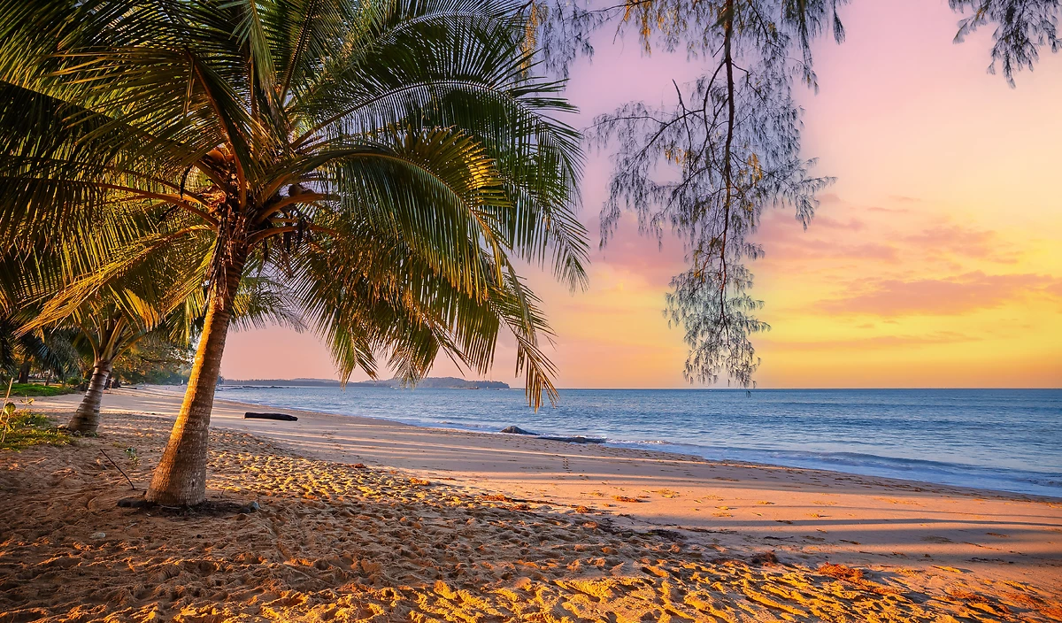 Plage au coucher du soleil, Khao Lak, Thaïlande