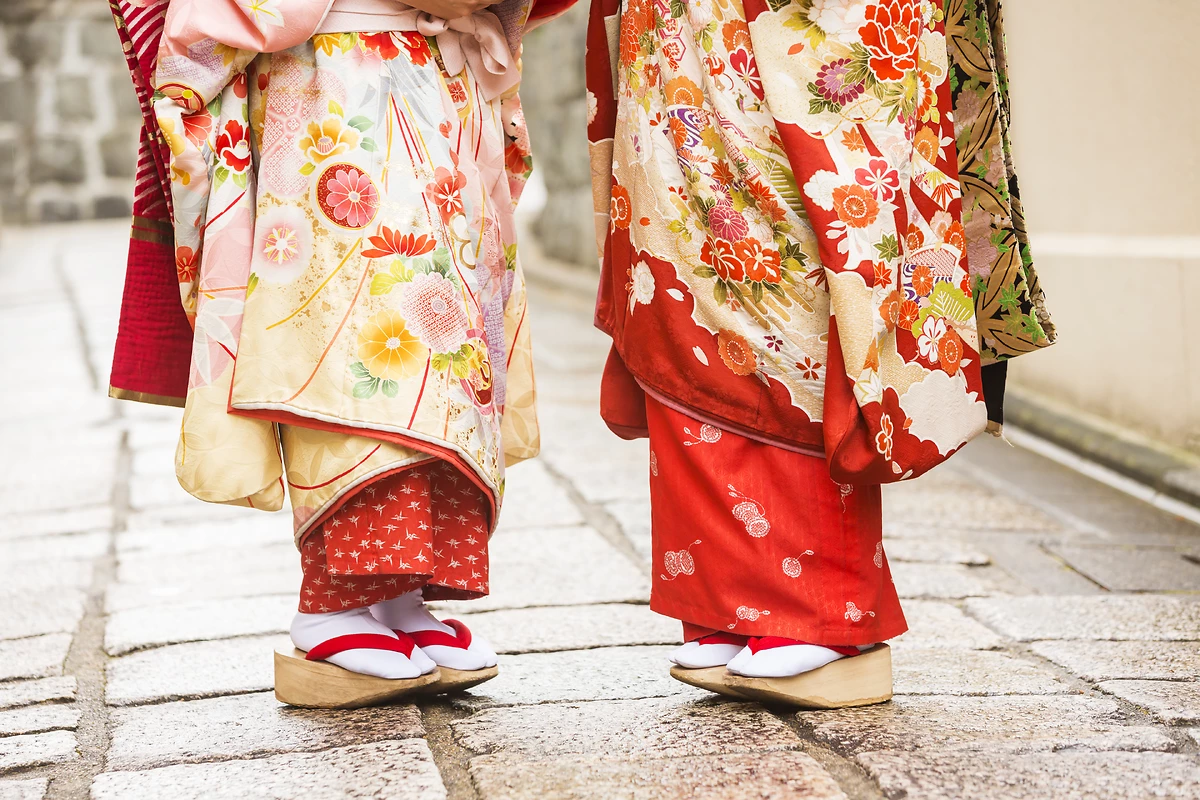 Apprenties geishas, marchant dans le quartier historique de Gion, Kyoto