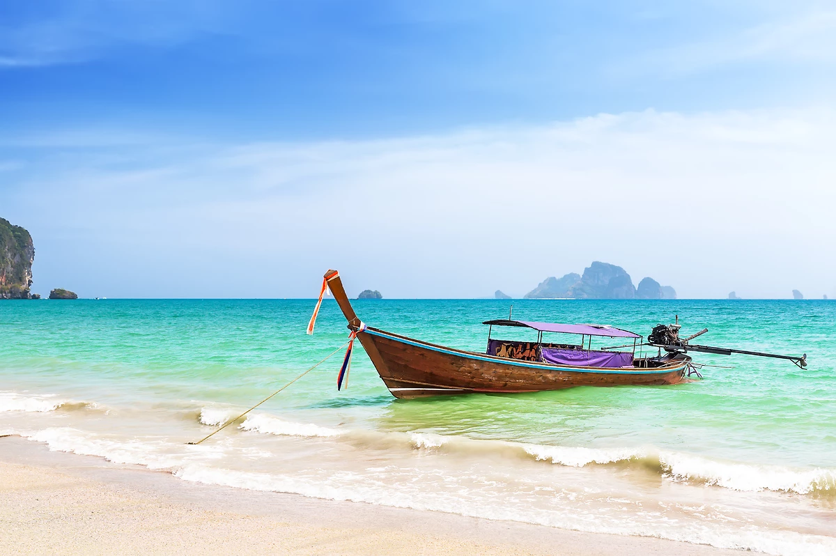 Bateau sur une plage, île de Koh Phi Phi, Thaïlande
