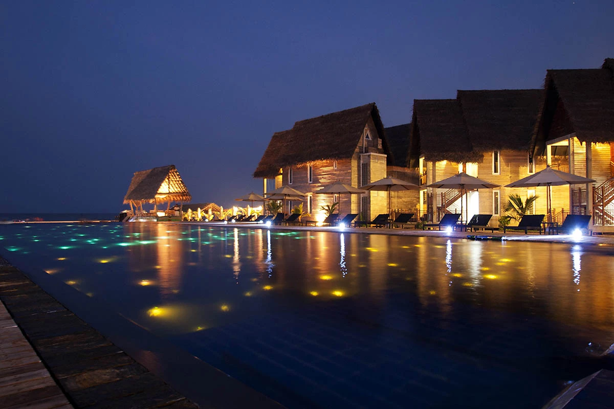 Piscine vue de nuit, Maalu Maalu Resort & Spa