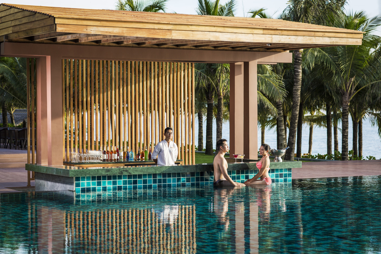 Pool bar, Dusit Princess Moonrise Beach Resort, île de Phu Quoc, Viêtnam