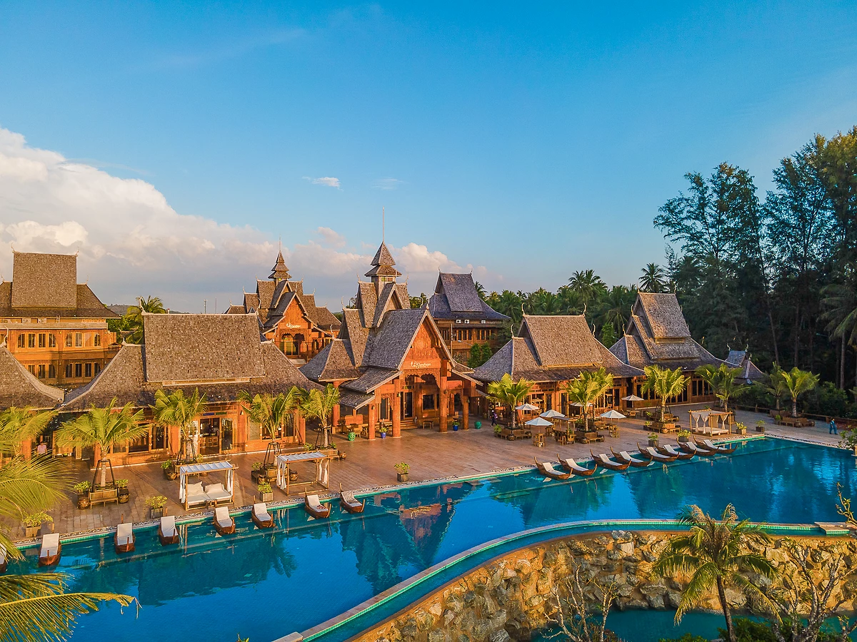 Vue aérienne de le piscine, Santhiya Phuket Natai Resort,