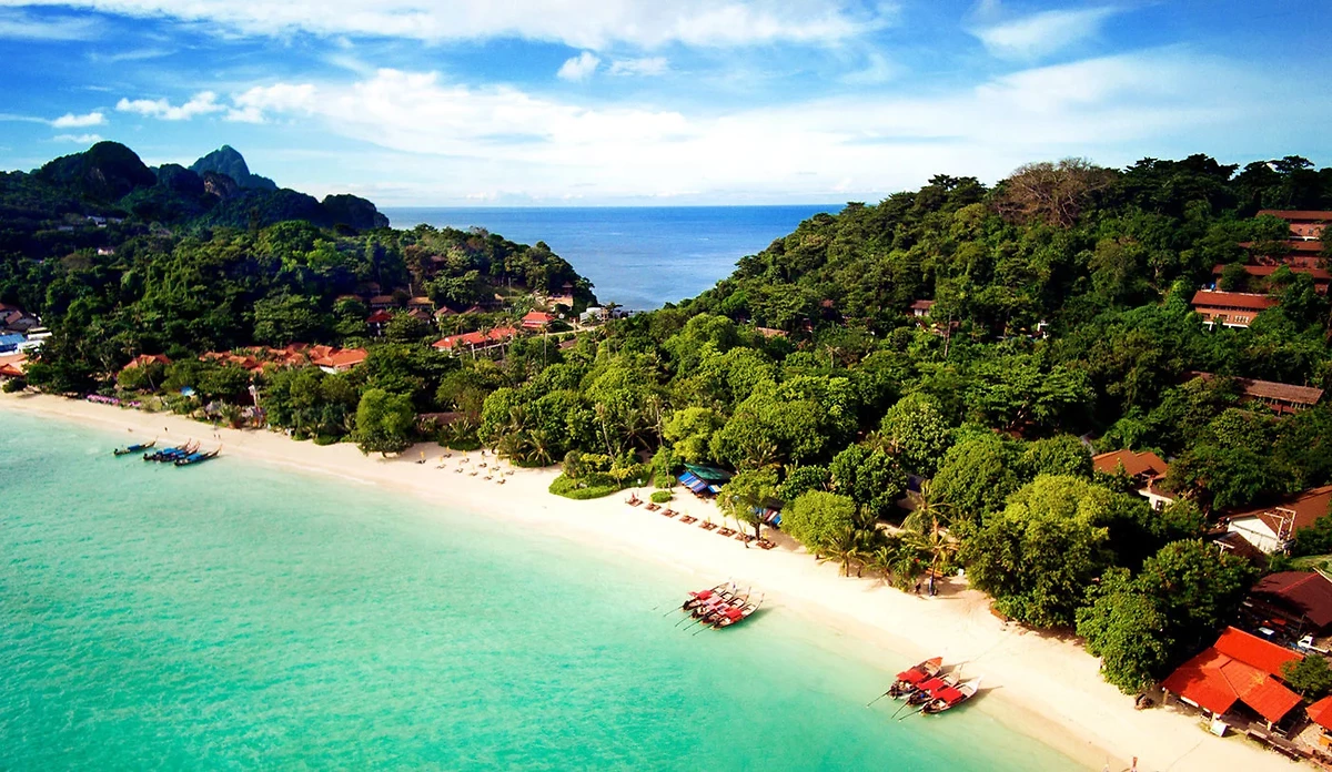 Vue aérienne de la plage de l'hôtel, Outrigger Phi Phi Island Resort, Thaïlande