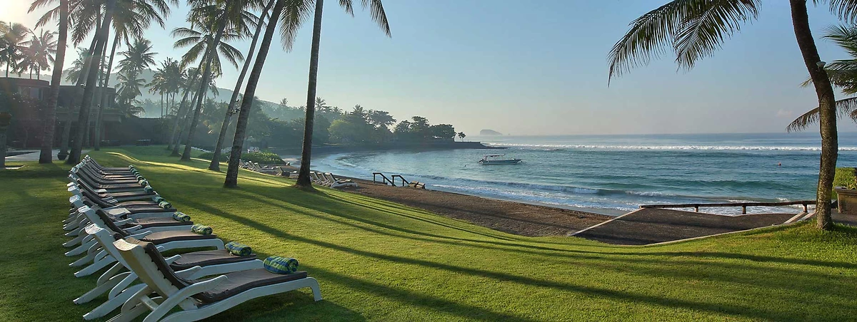 Plage et transats, Candi Beach Resort & Spa, Bali, Indonésie