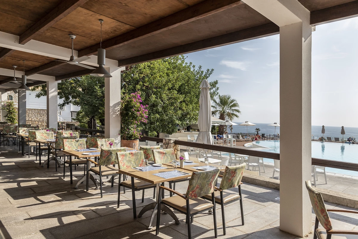 Restaurant vue piscine, LOUIS Apostolata Island Resort & Spa, Grèce