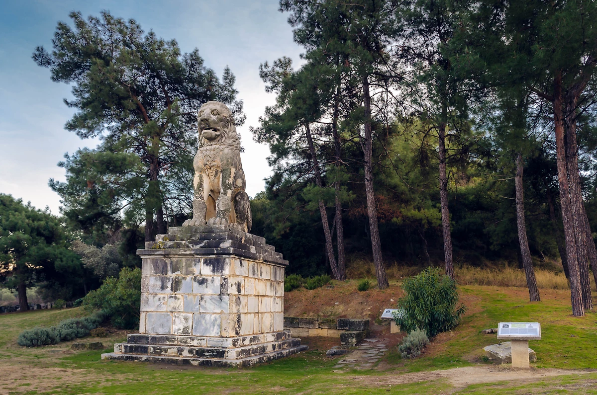 Le Lion d'Amphipolis est une sculpture funéraire datant du IVe siècle avant J.-C. située à Amphipolis, Grèce