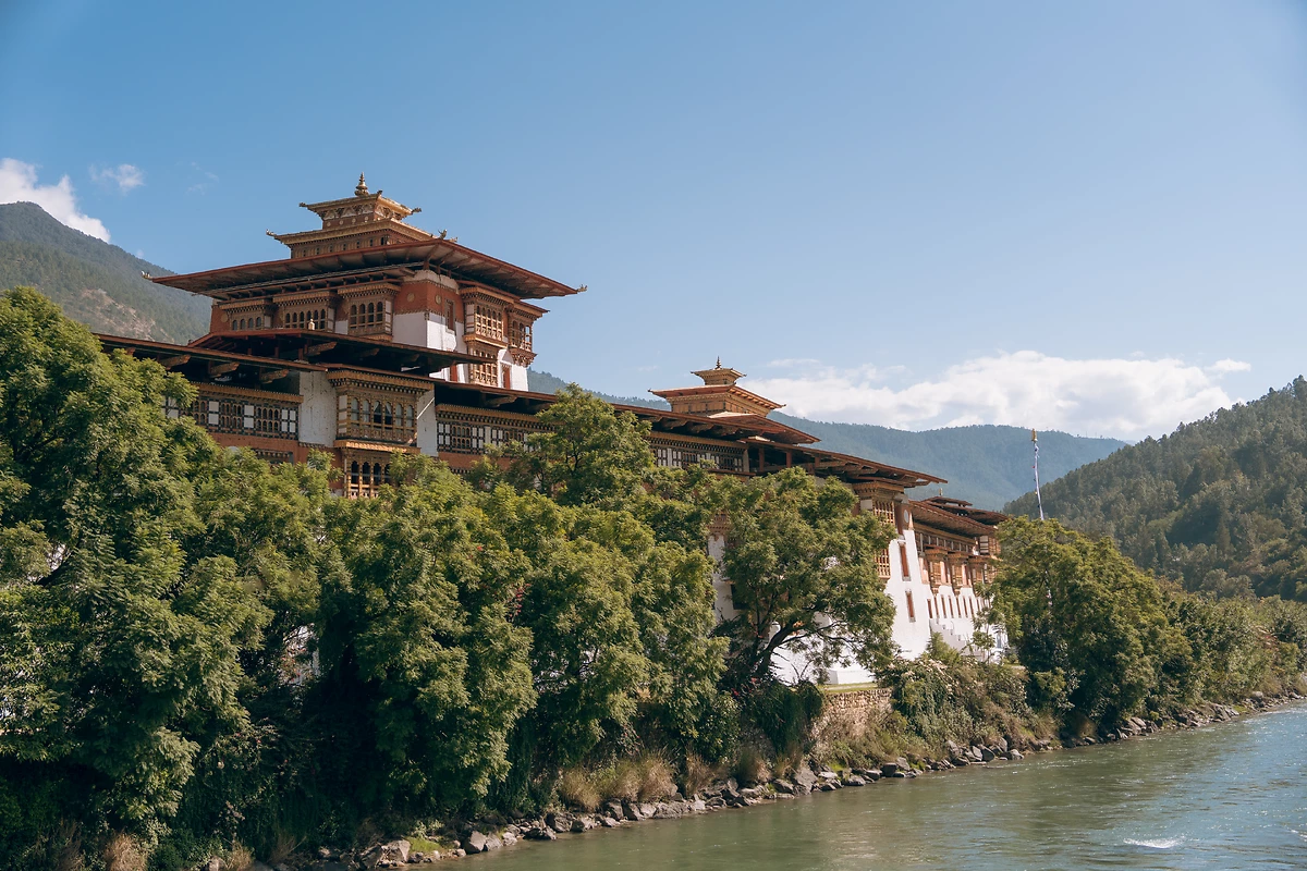 Le dzong de Punakha au bord de la rivière Mo Chhu, Amankora, Bhoutan