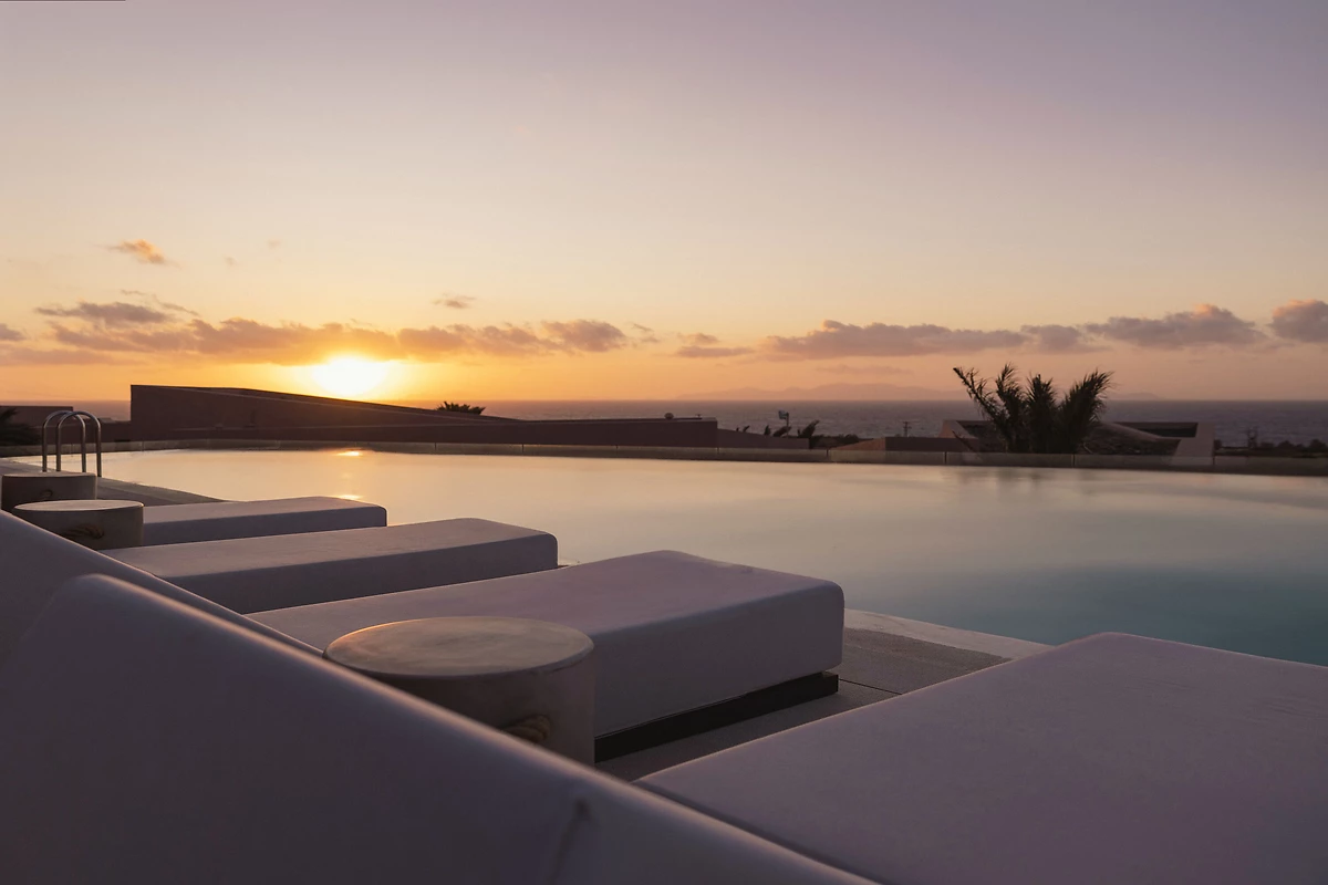 Piscine, Domes Novos Santorini, Cyclades, Grèce