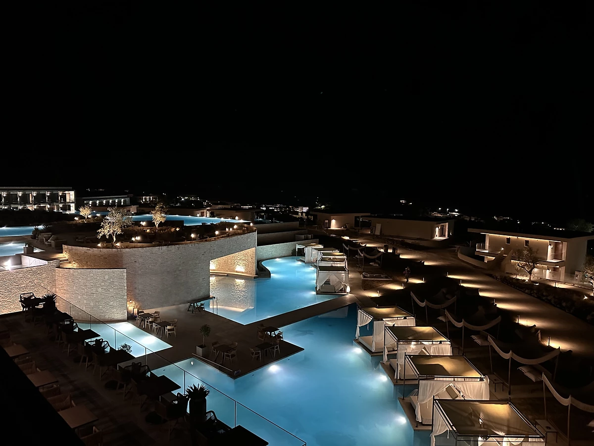 Vue de nuit sur l'hôtel et ses piscines, King Jason Zante, Zakynthos, Grèce