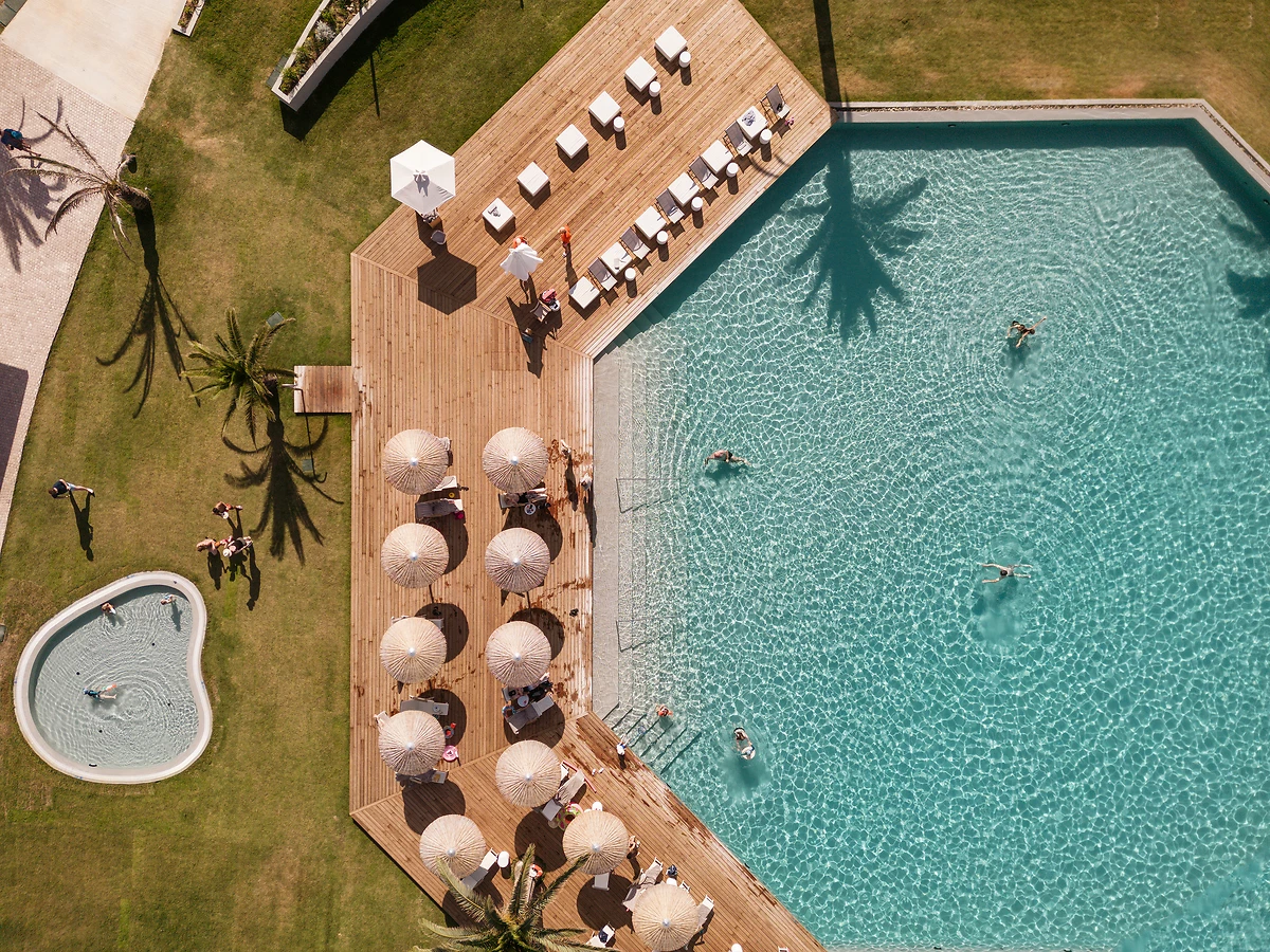 Vue aérienne de la piscine d'eau douce, Grecotel LUX ME Costa Botanica, Corfou, Grèce