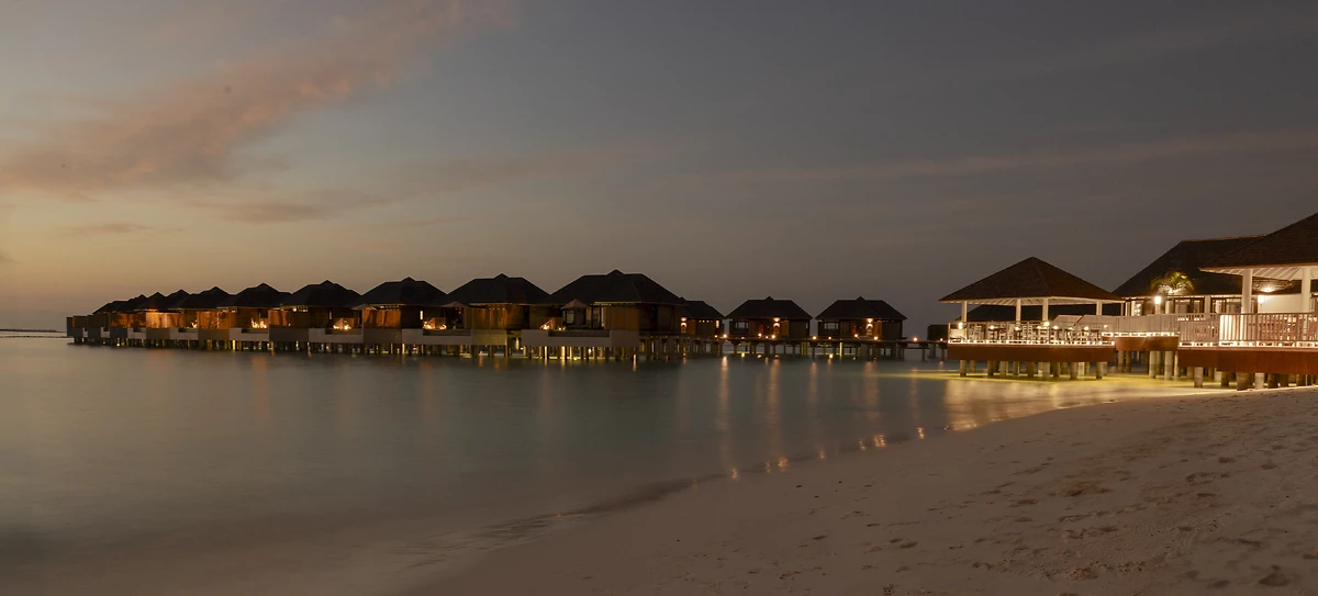 Villas sur pilotis vue de nuit, Sun Siyam Iru Fushi
