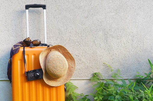 Mise en avant d'une valise, d'un chapeau