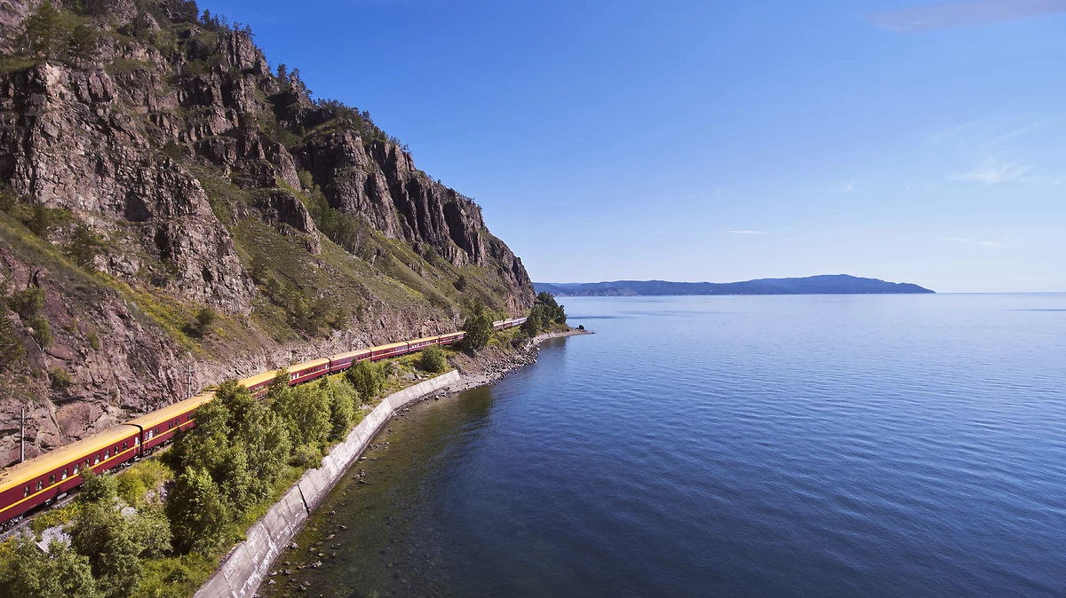 Vue aérienne du train Transsibérien, lac Baïkal, Russie