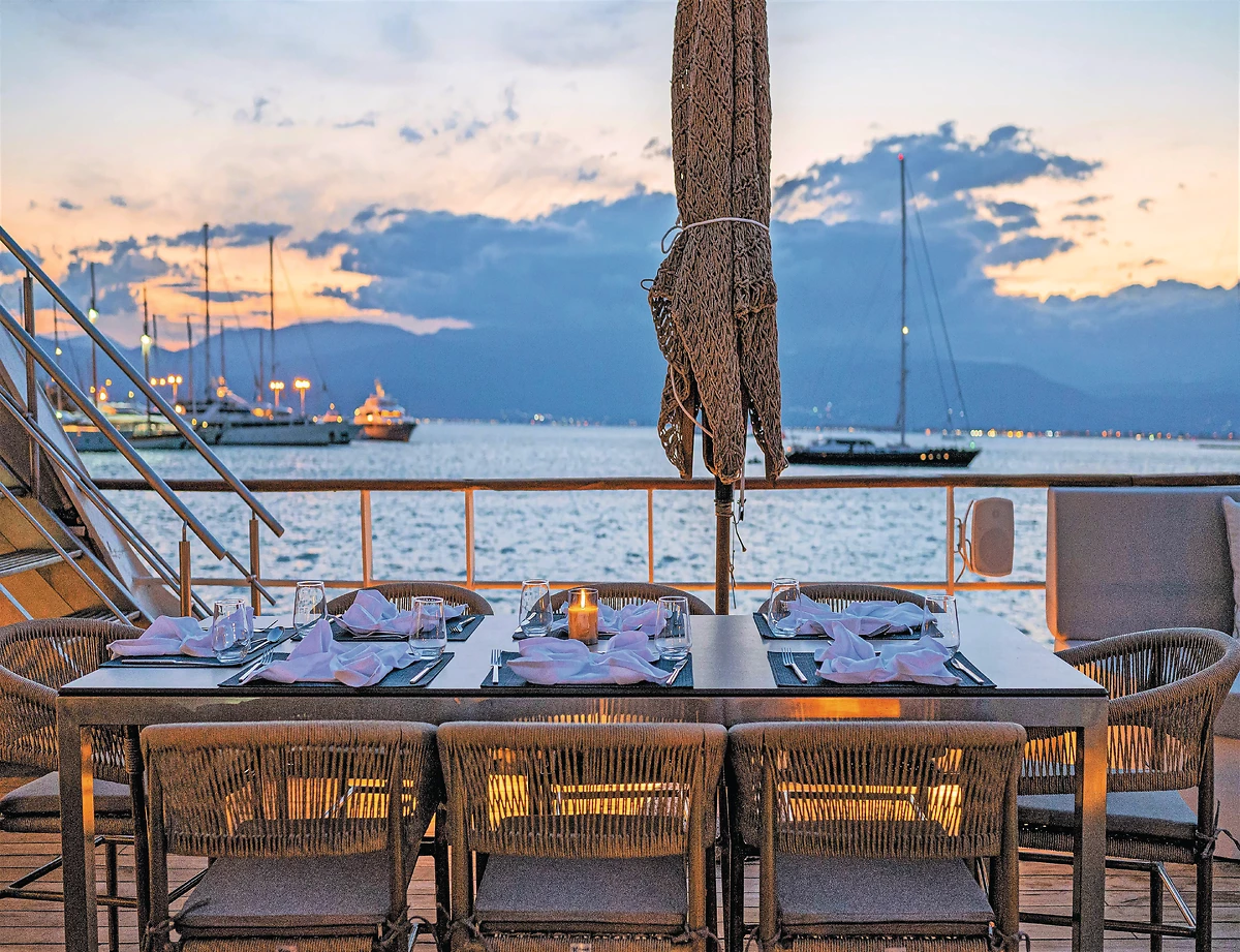 Restaurant extérieur, Elysium, Bateau de croisière