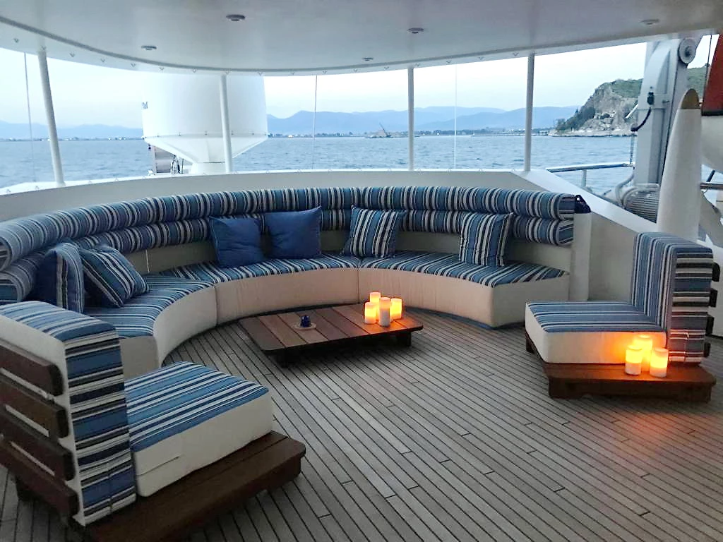 Lounge, Running on Waves