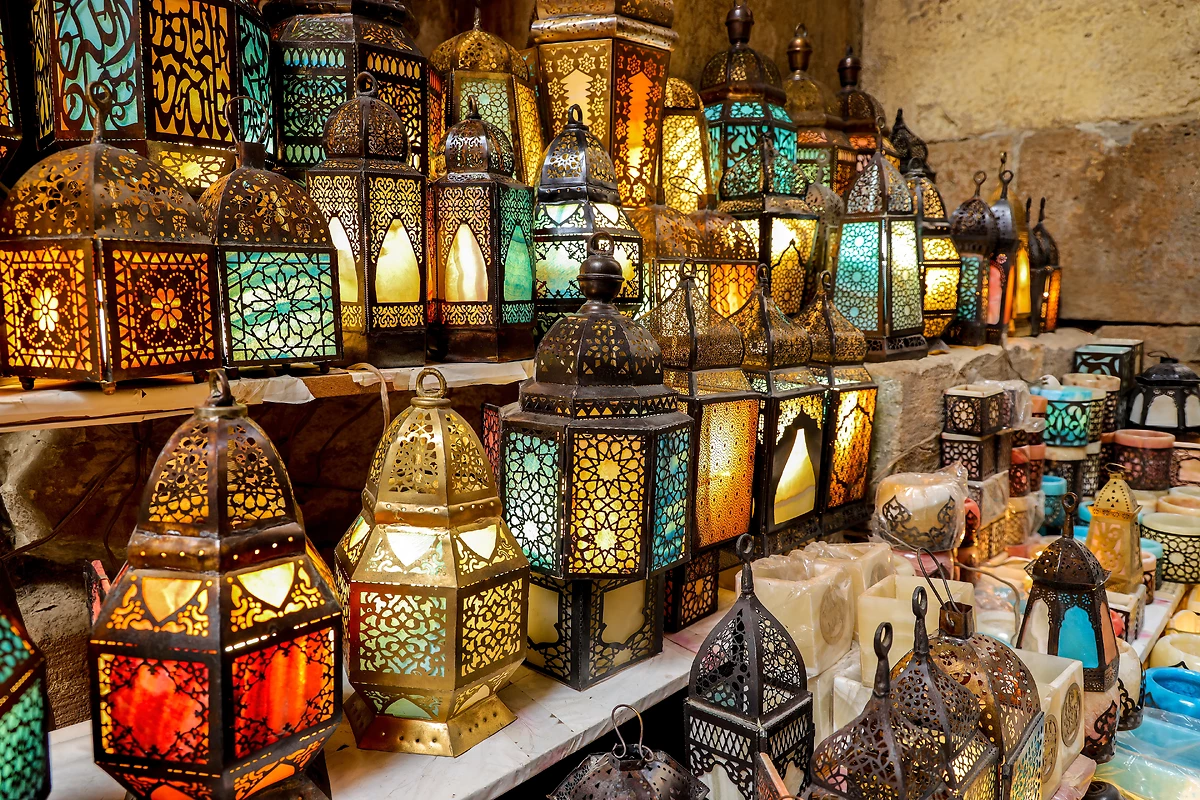 Stand de lampes traditionnelles, bazar de Khan El Khalili, Le Caire, Egypte