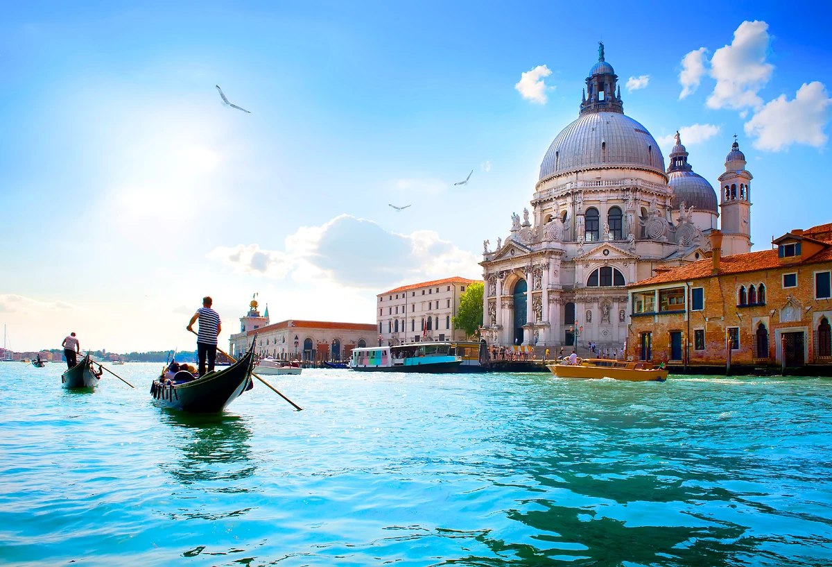 Basilique Santa Maria della Salute et gondoliers, Venise, Italie