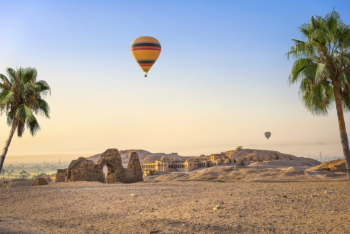 Montgolfière au-dessus des ruines du temple d'Hatchepsout à Louxor, Égypte