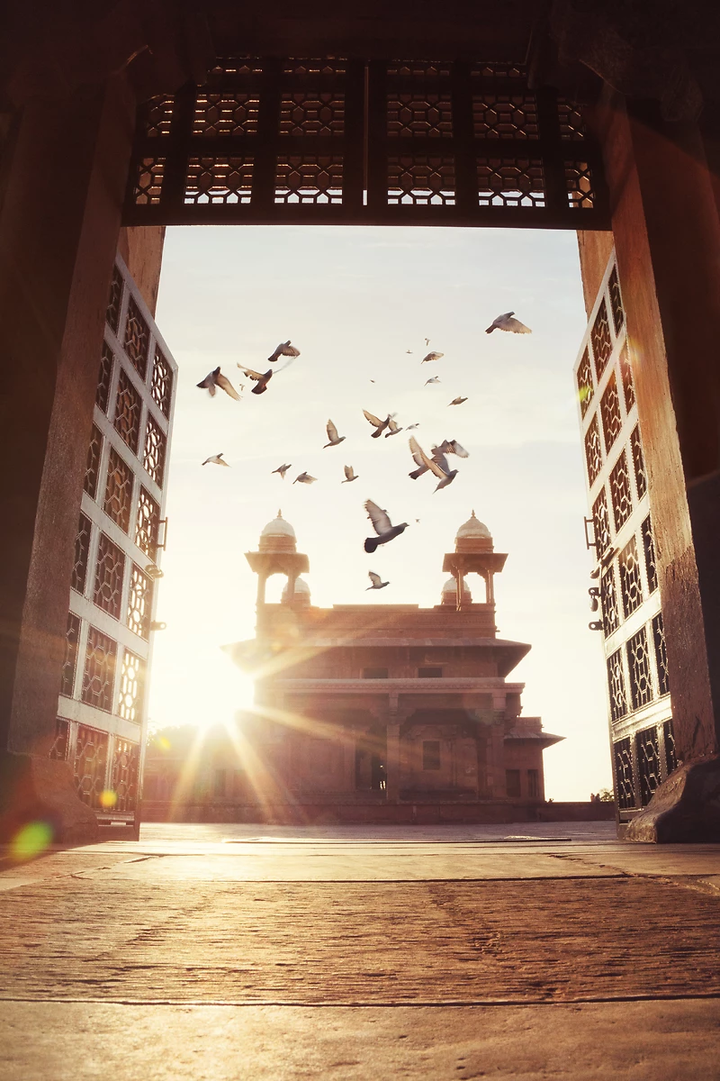 Coucher de soleil sur le Diwan-i-Khas à travers la porte de l’ancienne ville de Fatehpur Sikri, Inde