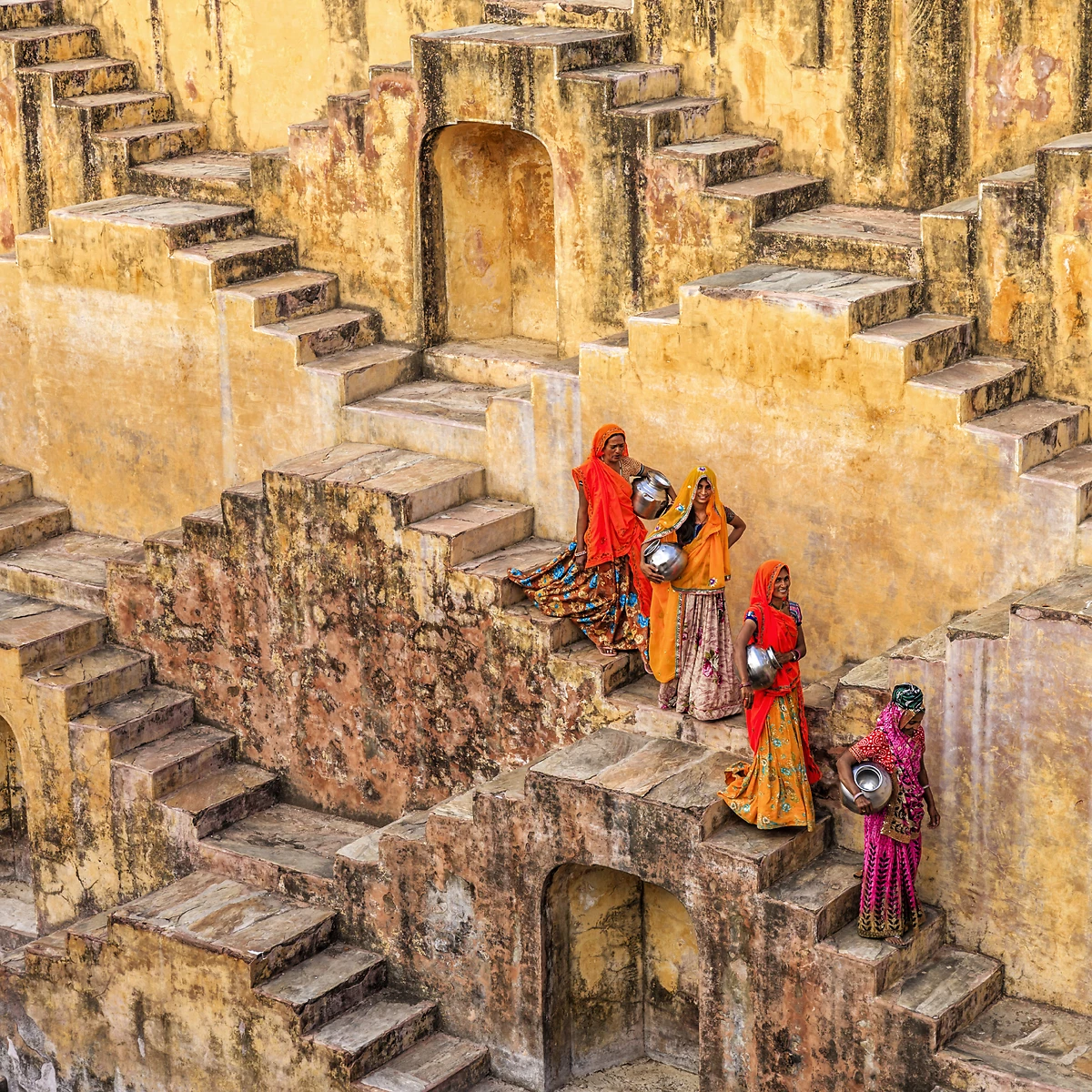 Femmes indiennes transportant de l’eau du puits près de Jaipur, Rajasthan, Inde