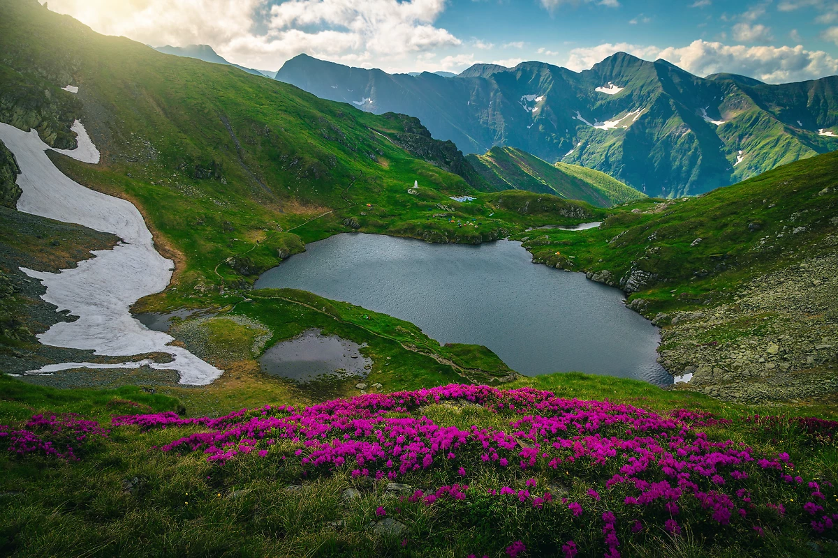 Vue admirable avec le lac Capra et les montagnes Fagaras, Carpates, Roumanie