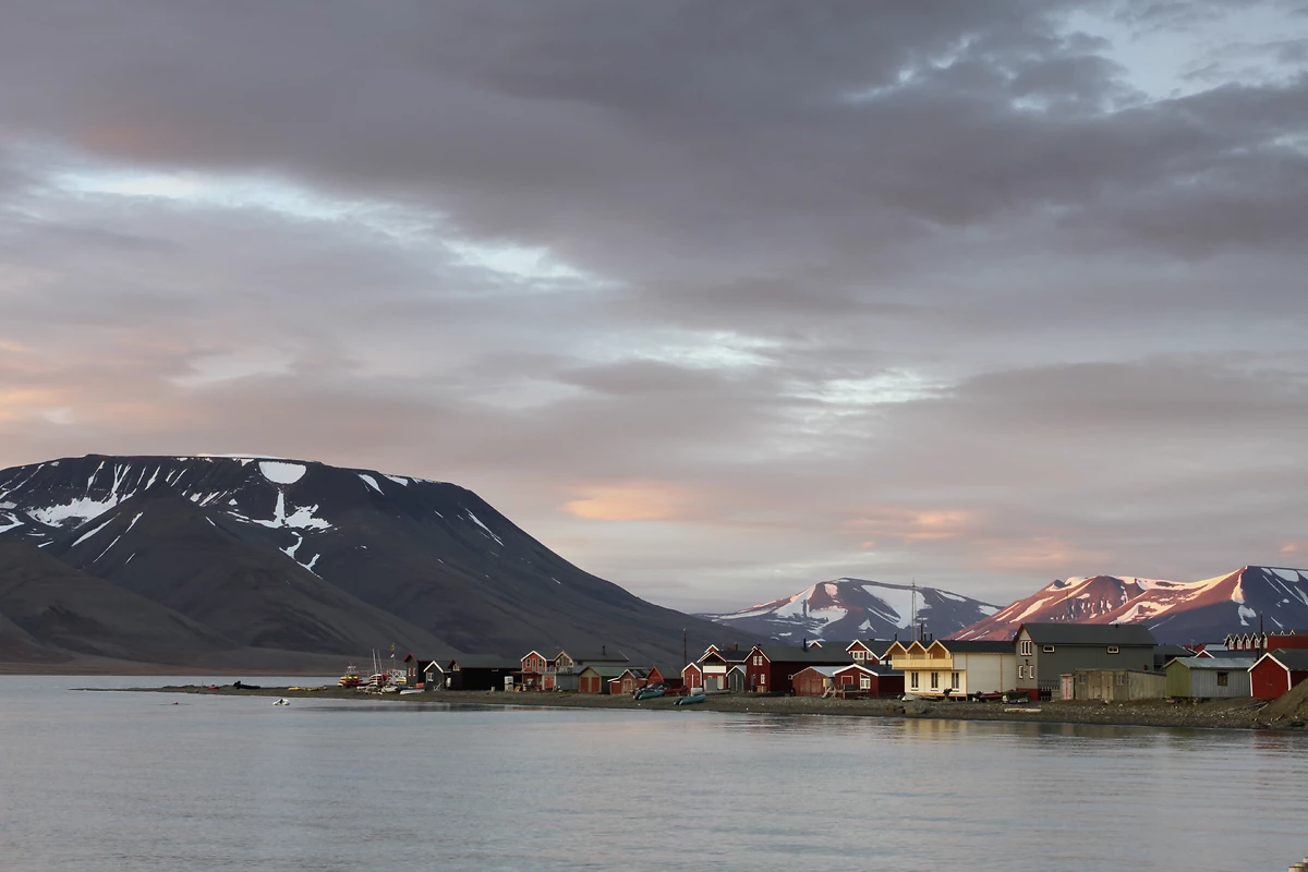 Soleil de minuit au port de Longyearbyen, Sptizberg, Norvège