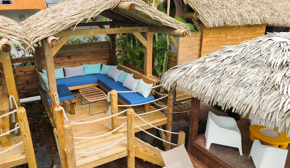 Cabane en bord de piscine, Tropicana Suites