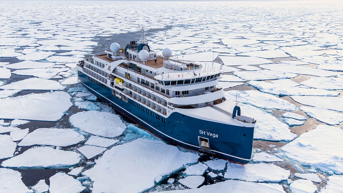 SH Vega navigue dans une mer de glace