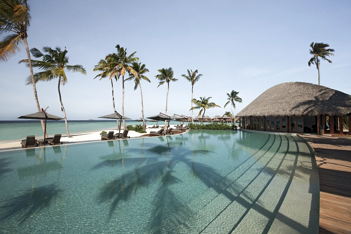 Constance Halaveli Maldives, piscine extérieure vue mer
