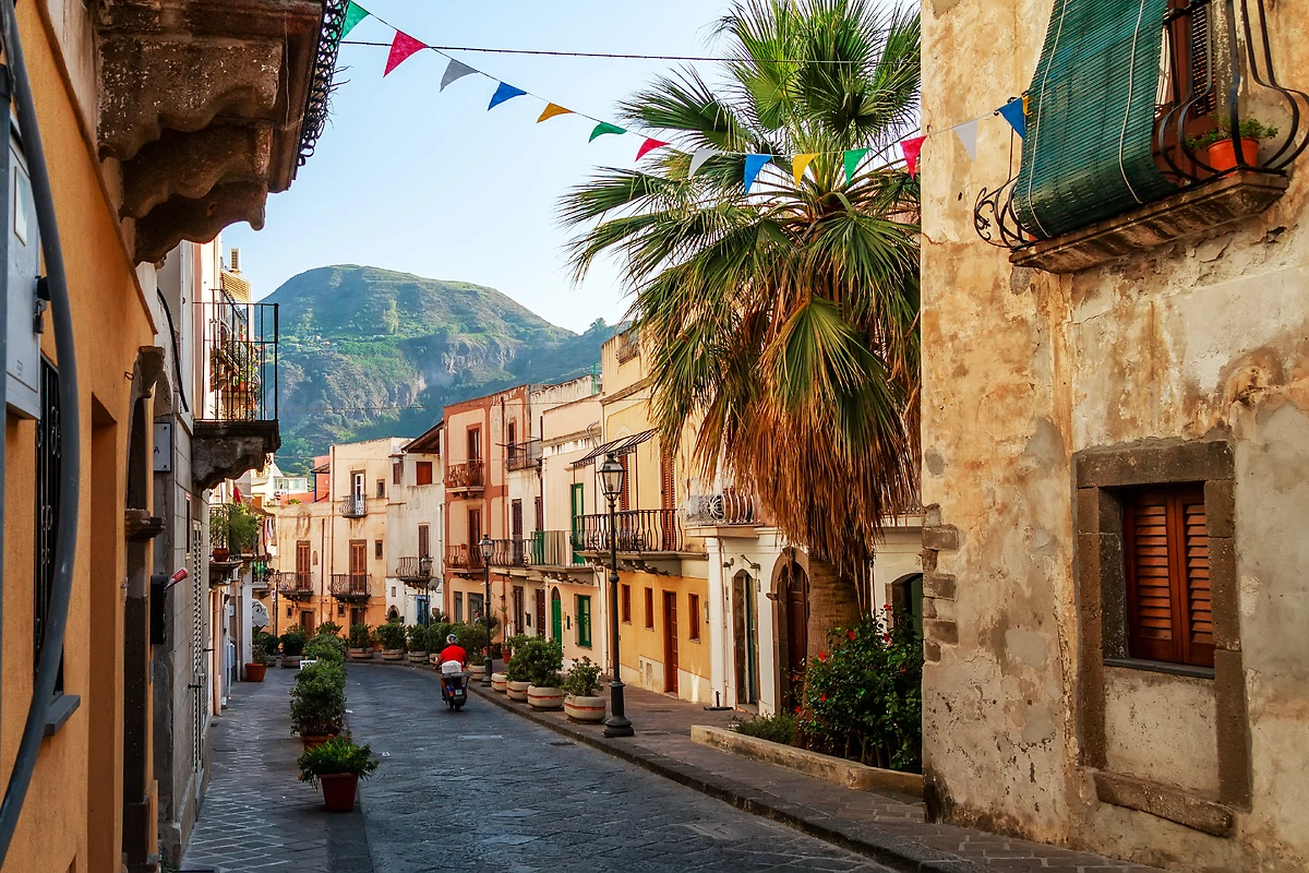 Rue étroite de la vieille ville de Lipari, île de Lipari, Sicile, Italie