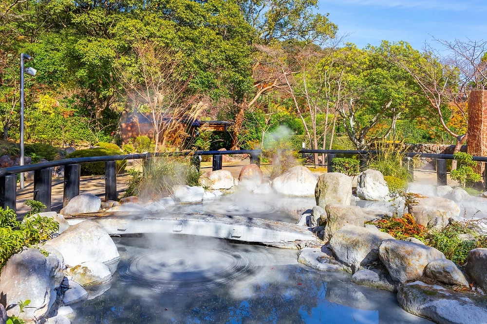 Boue bouillante à la source chaude Oniishibozu Jigoku à Beppu, Oita, Japon