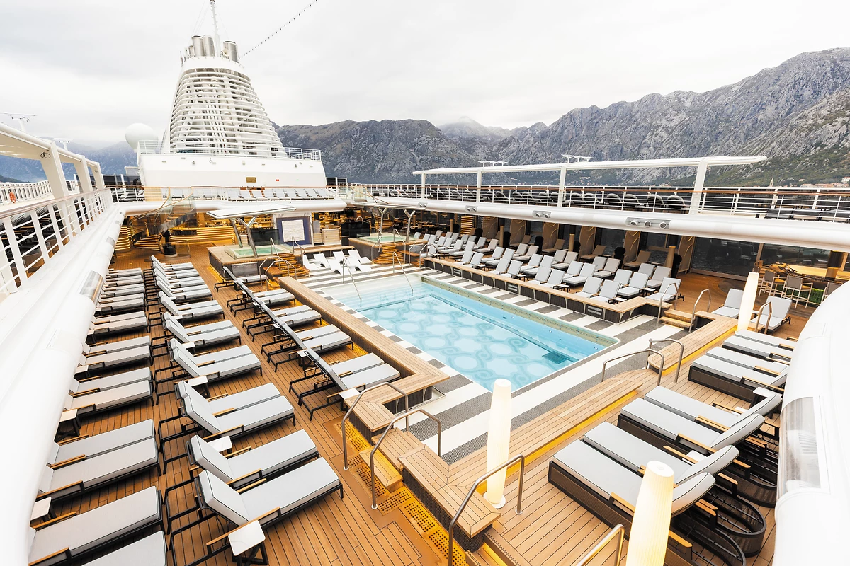 Piscine sur le pont du bateau, Seven Seas Grandeur