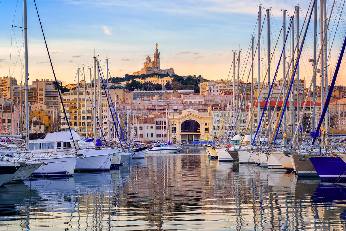 Vieux Port et Basilique Notre-Dame de la Garde en fond, Marseille, France