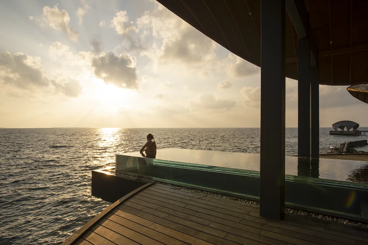 Piscine, Navasana Spa, Outrigger Maldives Maafushivaru Resort, Maldives