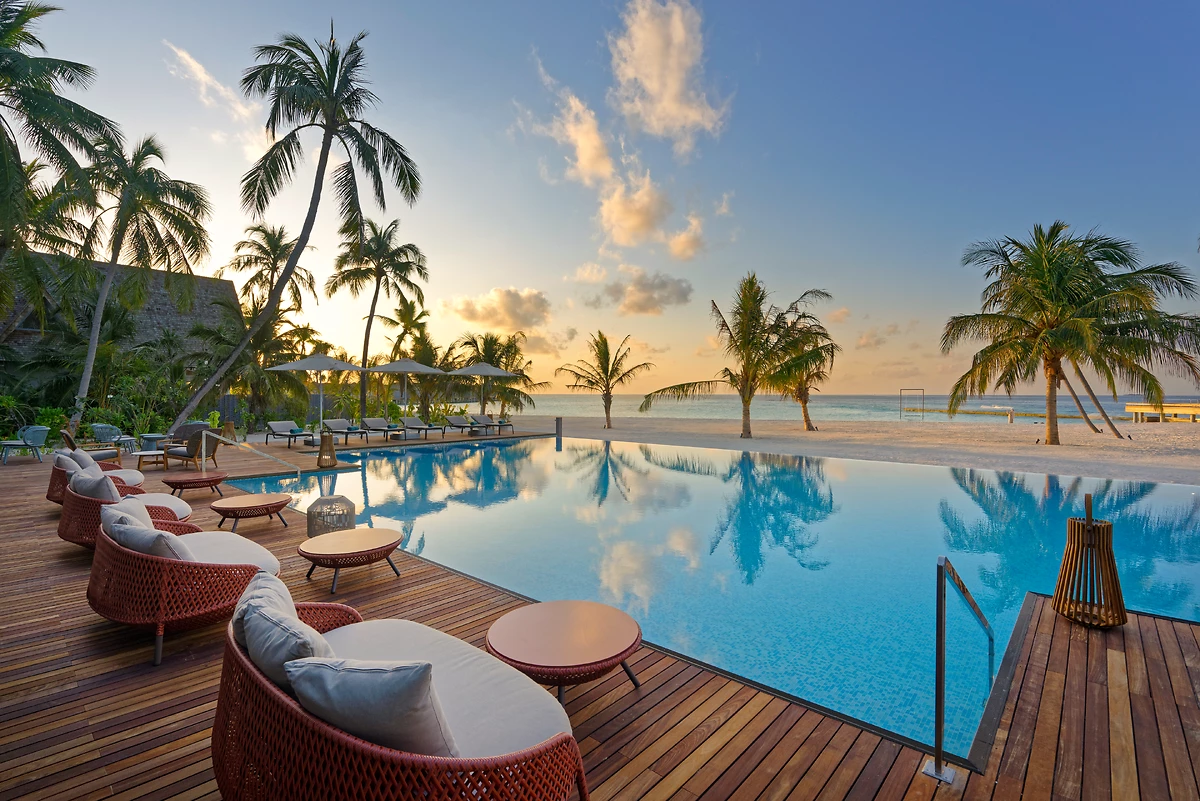 Piscine du Edgewater, Outrigger Maldives Maafushivaru Resort, Maldives