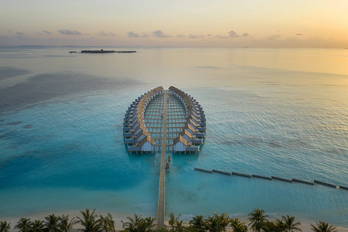 Vue aérienne villas sur pilotis, Outrigger Maldives Maafushivaru Resort, Maldives