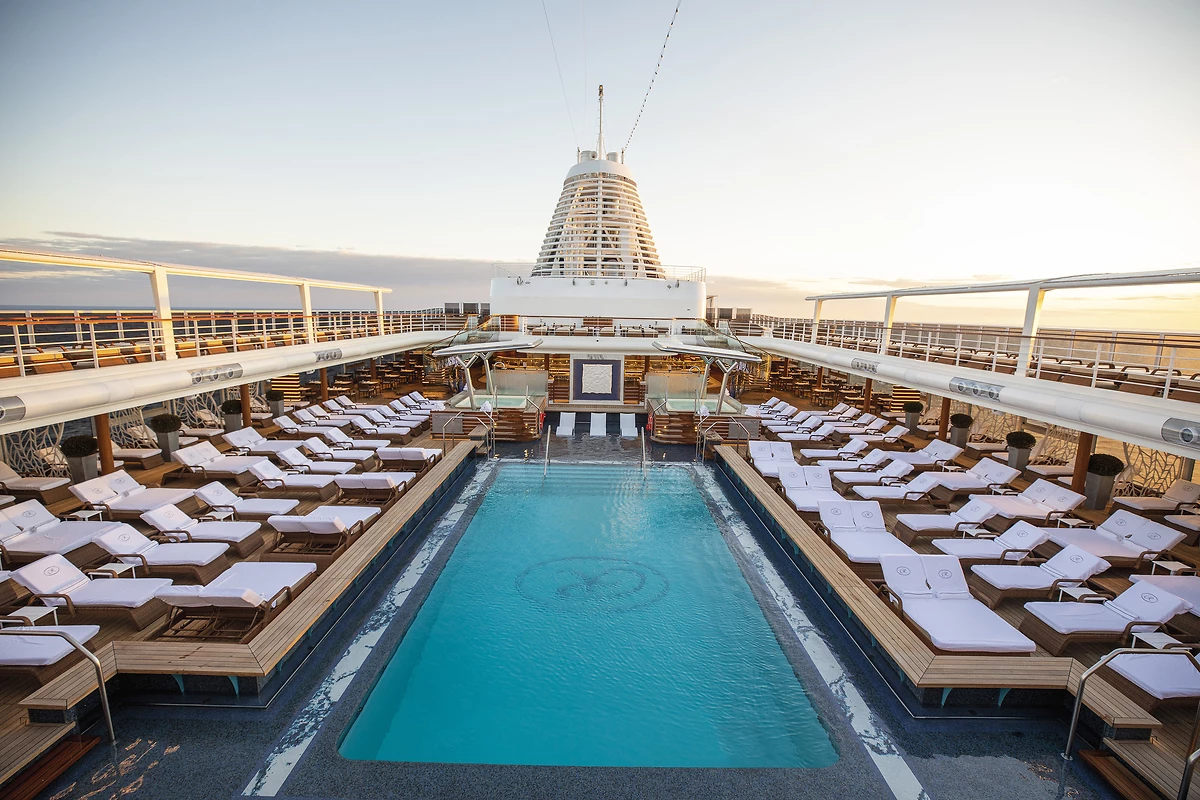 Piscine sur le pont du bateau, Seven Seas Splendor
