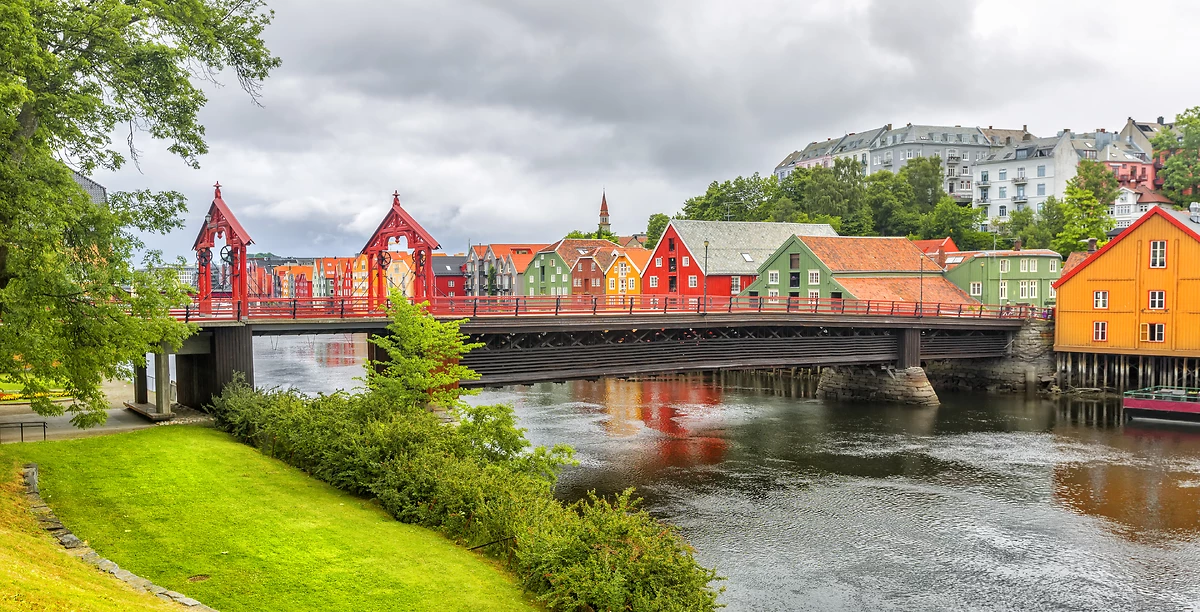Maisons historique et pont au dessus de la rivière Nidelva, Trondheim, Norvège