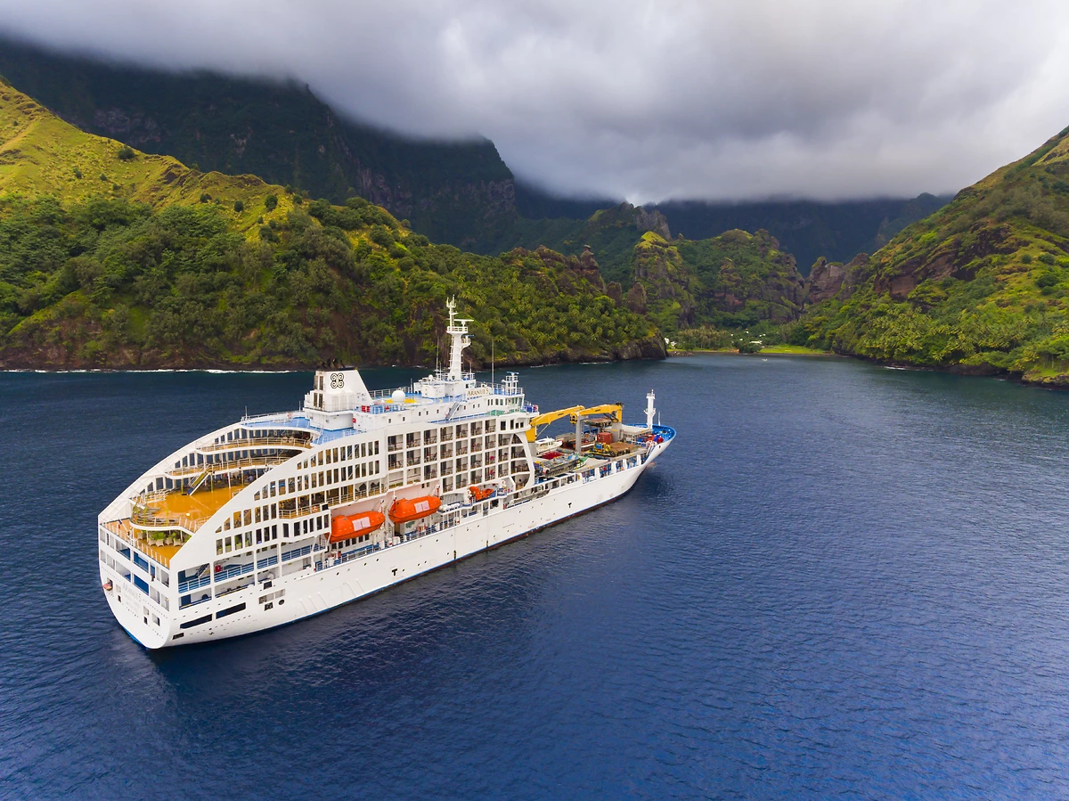 Vue extérieure du bateau à Fatu Hiva, Aranui 5