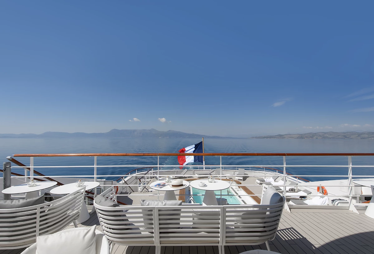 Deck avec vue sur la piscine, Le Lyrial, Les Sisterships