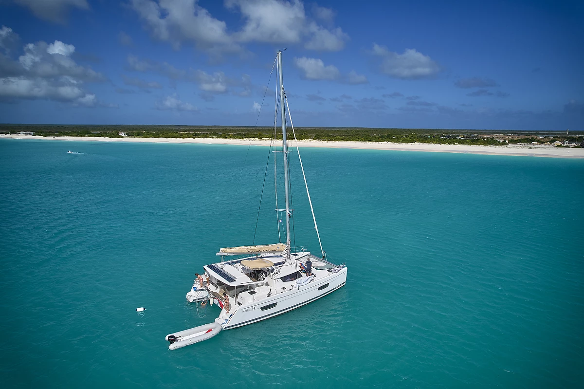Vue extérieure sur le catamaran, Dream Yacht Worldwide