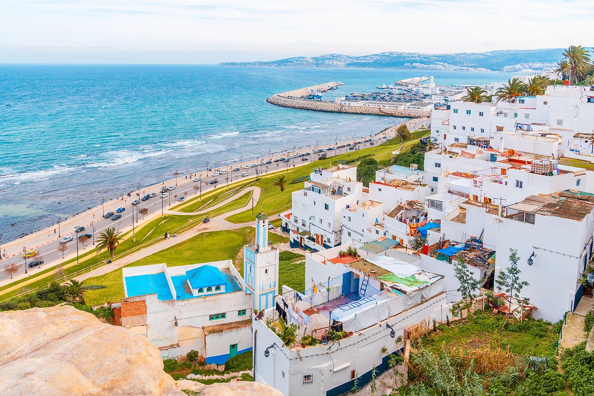 Vue aérienne de la ville de Tanger sur la rive du détroit de Gilbraltar, Maroc