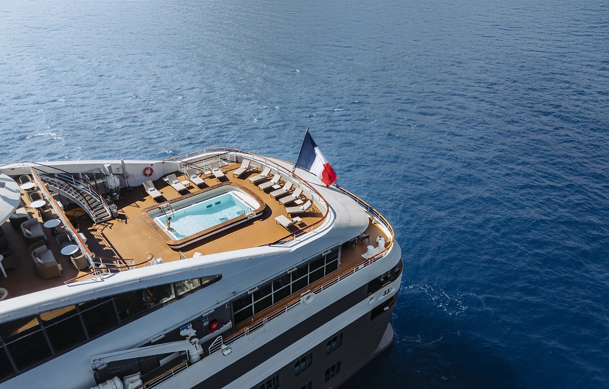 Vue sur le pont extérieur et sa piscine, L'Austral, Les Sisterships