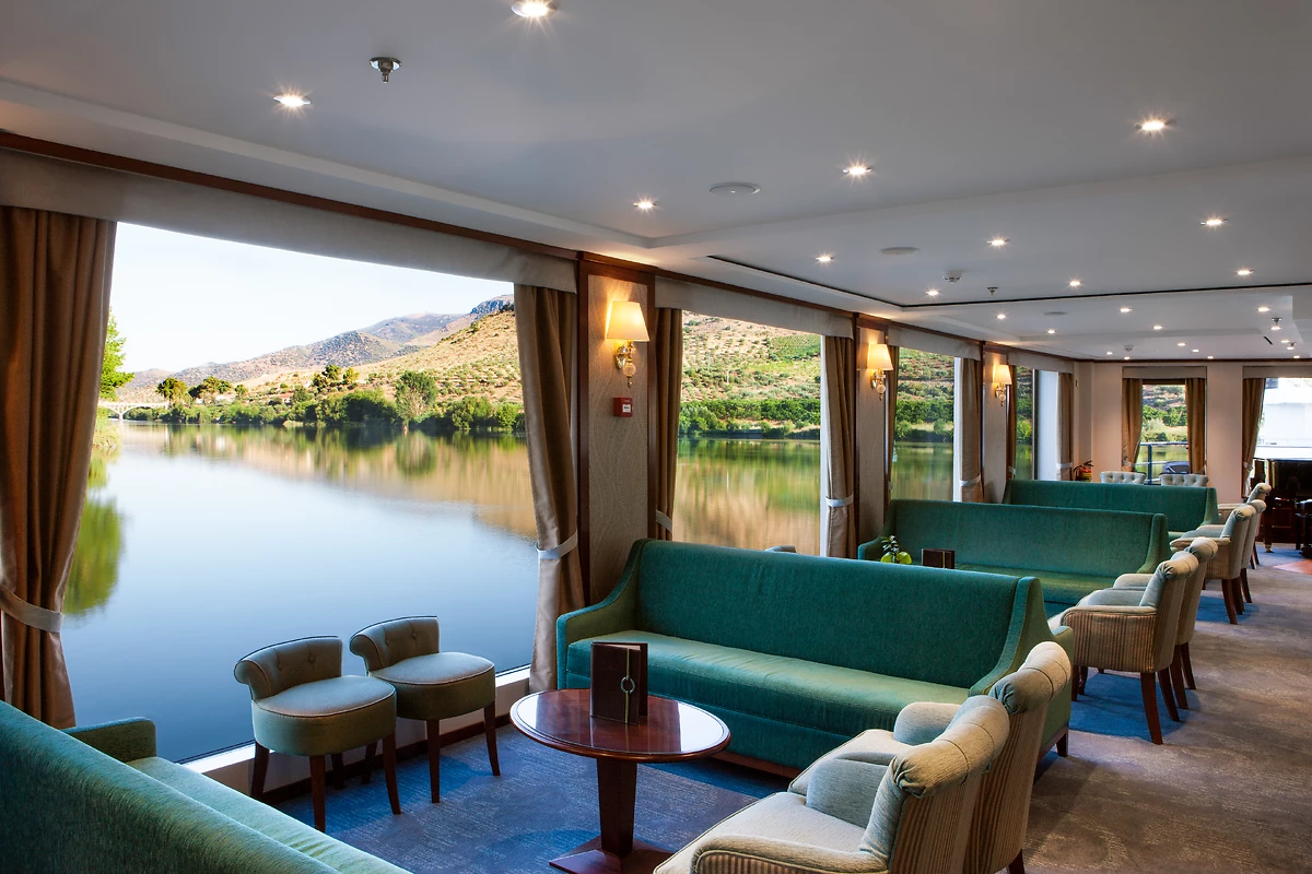 Salon-bar, M/S Queen Isabel