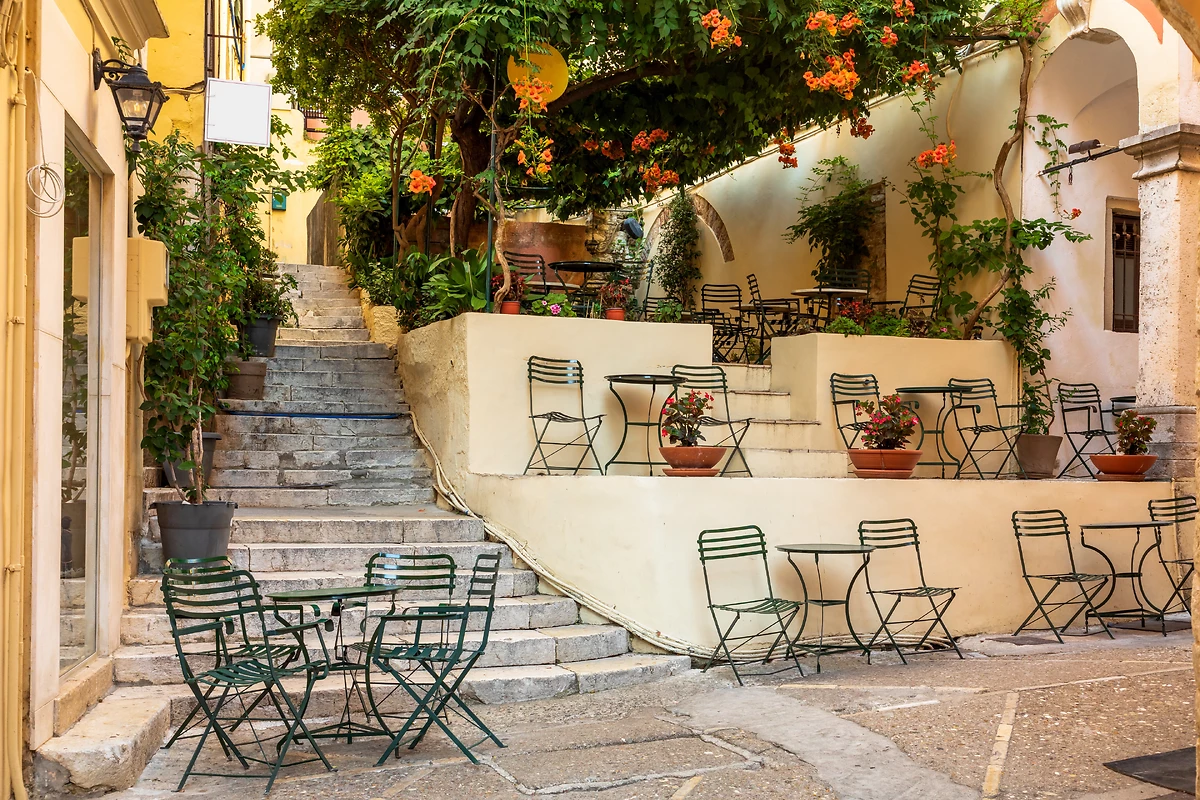 Café dans une ruelle de la vieille ville de Kerkyra, Corfou, Grèce
