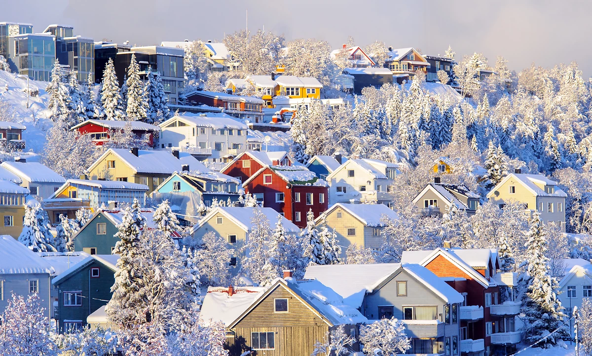 Vue aérienne des maisons colorées de Tromso en hiver, Norvège