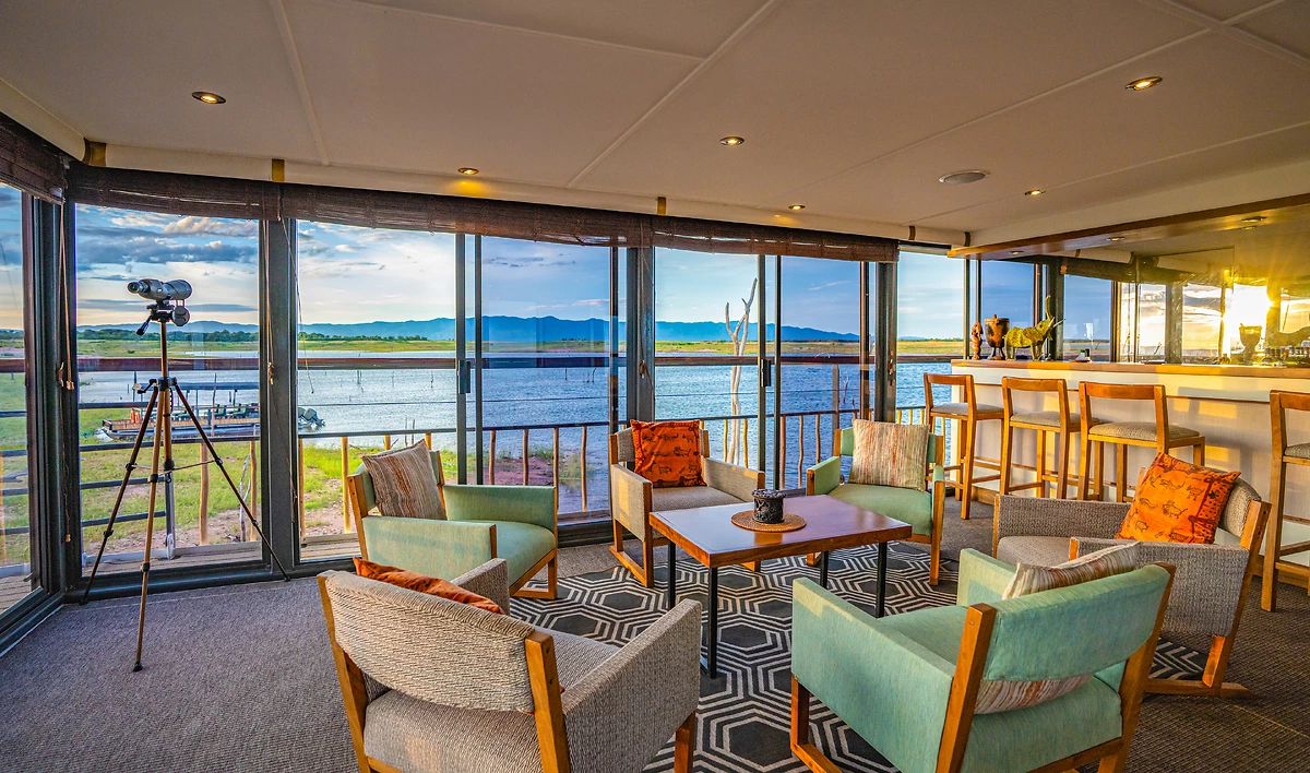 Salon-bar, R/V African Dream